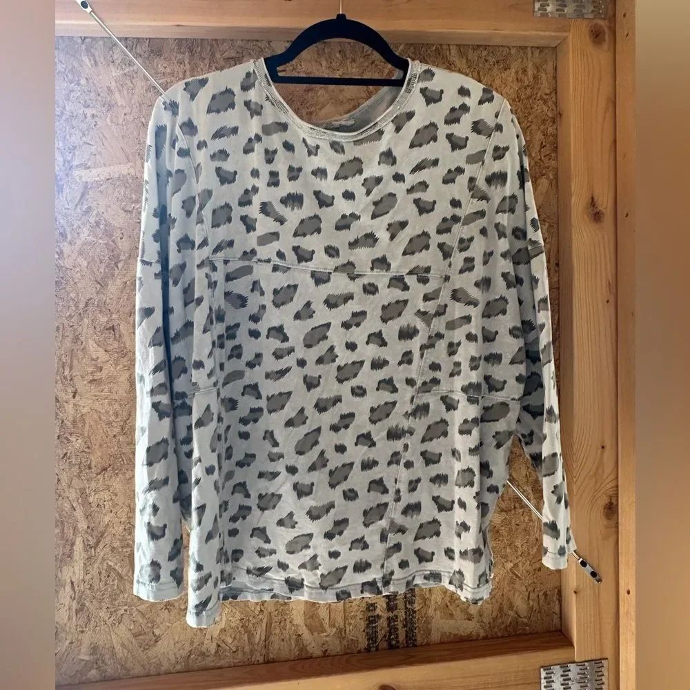 Easel Gray Leopard Print Top
